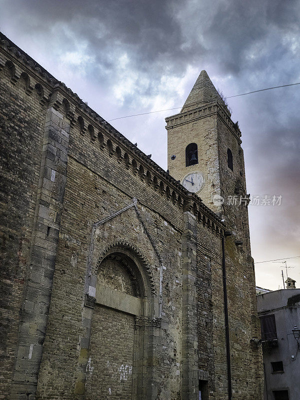 意大利阿布鲁佐Silvi Paese的中世纪圣西莫·塞尔瓦托教堂